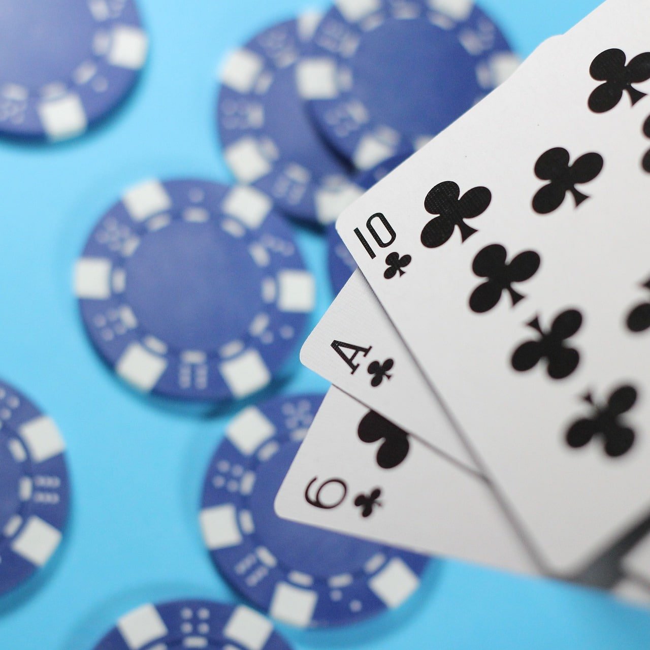 u35com APP မြန်မာ ကစားသူ မိုဘိုင်းဖုန်းဖြင့် Slots ကစားနေသောမြင်ကွင်း